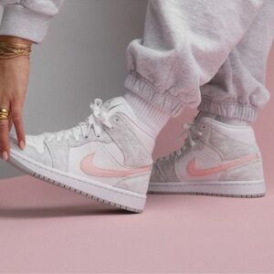 Nike Air Jordan 1 Mid SE 'Light Iron Ore' Grey Light Pink Womens Sz 6